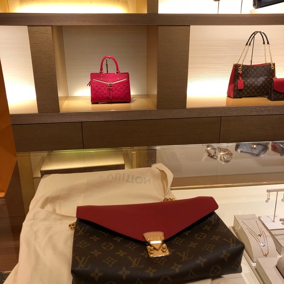 100% authentic LV two way shoulder/crossbody purse - Picture 2 of 3